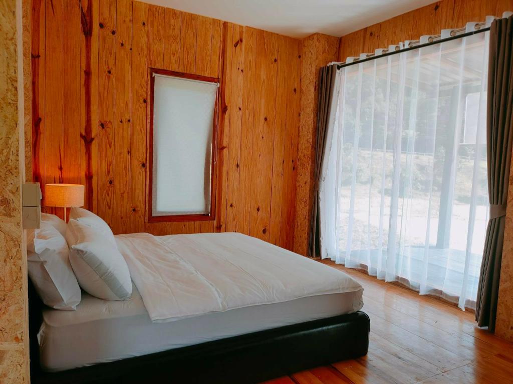 En eller flere senge i et værelse på บ้านพัก กามู ดอยอินทนนท์ Gamoo