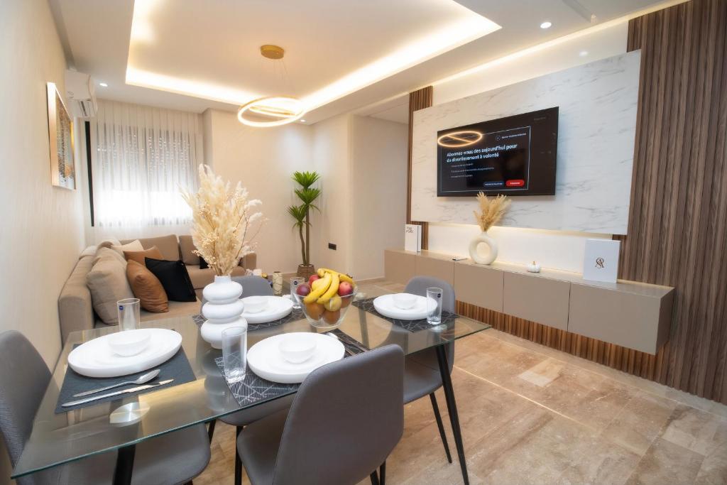 a dining room and living room with a table and chairs at Magnífico apartamento 19 in Casablanca