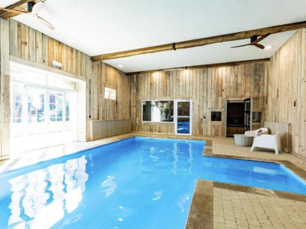 Swimmingpoolen hos eller tæt på Au ptit Tchestê