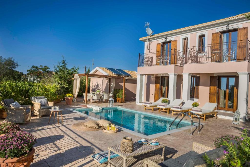 eine Villa mit einem Swimmingpool vor einem Haus in der Unterkunft Anesis in Vasilikiádhes