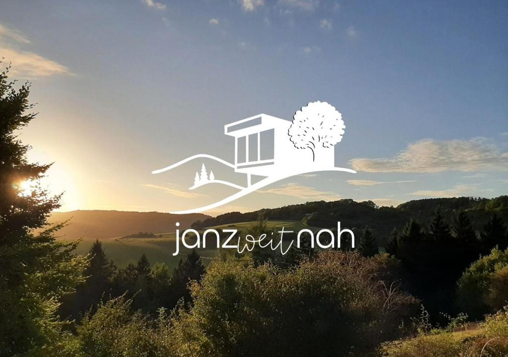 ein Schild für ein Haus mit einem Baum darauf in der Unterkunft janzweitnah in Gerolstein