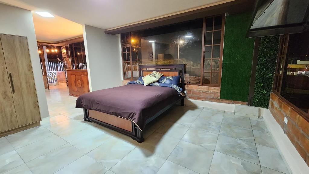 En eller flere senge i et værelse på Suits Plaza Jardin