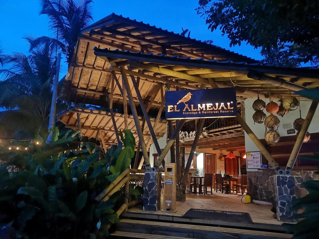 ein Restaurant mit einem Schild an der Vorderseite eines Gebäudes in der Unterkunft El Almejal in El Valle