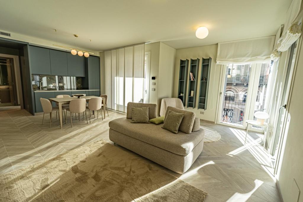 een woonkamer met een bank en een tafel bij Dune Luxury Residence in Turijn