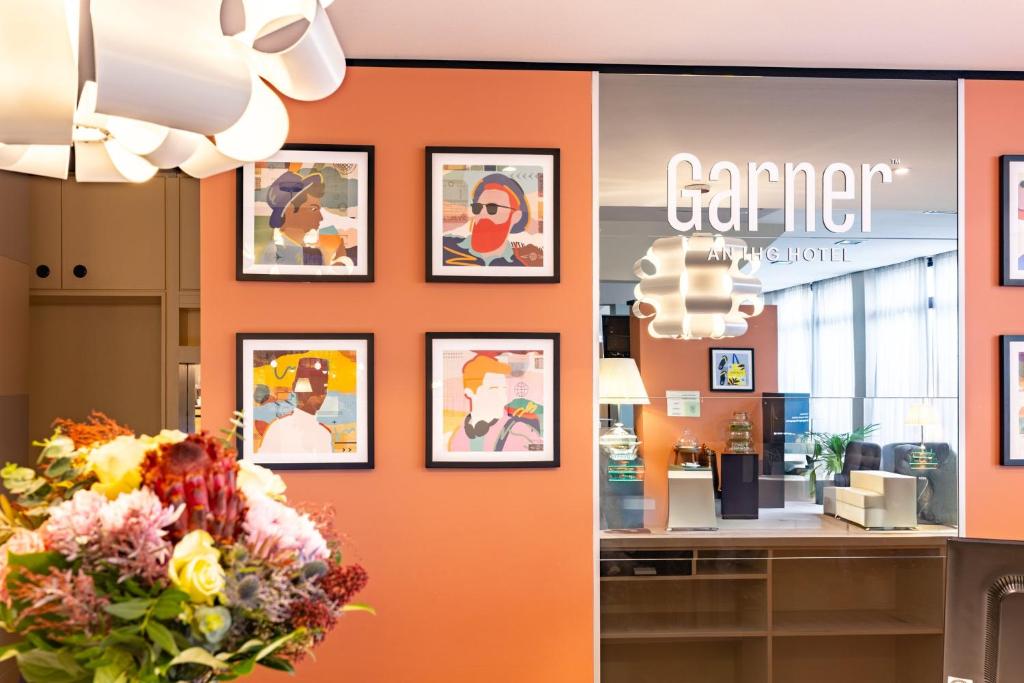 a store with pictures on the wall and a vase of flowers at Garner Hotel Osnabrück by IHG in Osnabrück