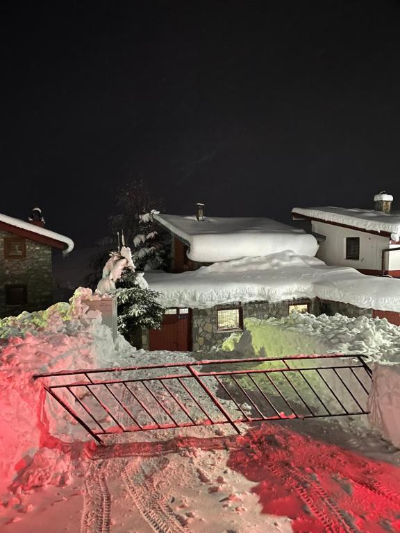 een huis met sneeuw op het dak bij Villa 155 in Popova Shapka