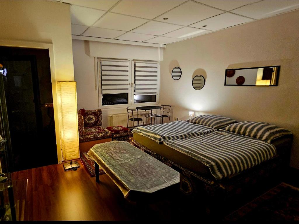 Postel nebo postele na pokoji v ubytování Moderne Unterkunft mit orientalischem Flair und Top-Lage näher Bonn