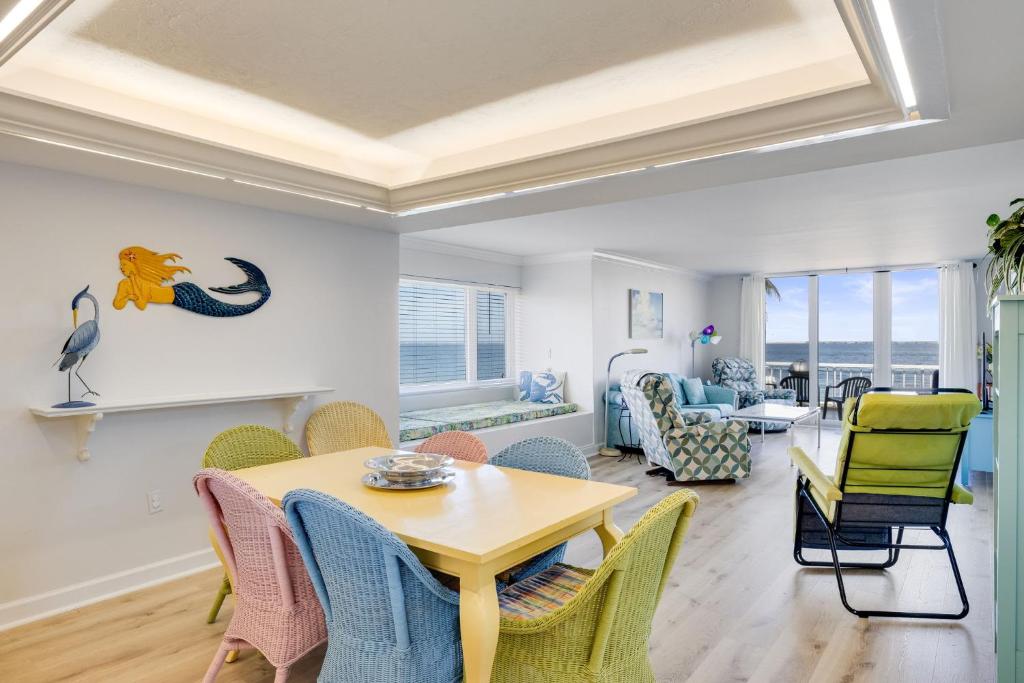un soggiorno con tavolo e sedie di Lighthouse Point 228- Stunning Beachside Residence a Sanibel