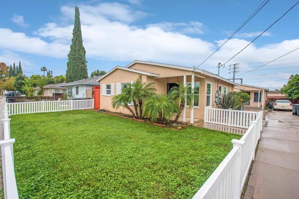 een huis met een wit hek en een tuin bij Welcome to your home at the Orange Circle in Orange