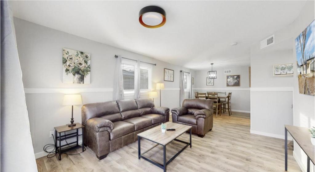 ein Wohnzimmer mit Sofa und Tisch in der Unterkunft Modern Family Home with Three King Beds Near VA & Anschutz in Aurora