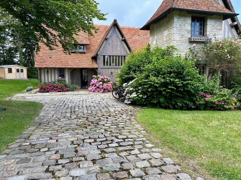 un vialetto di ciottoli che conduce a una casa di Villa Elysia YourHostHelper a Touques