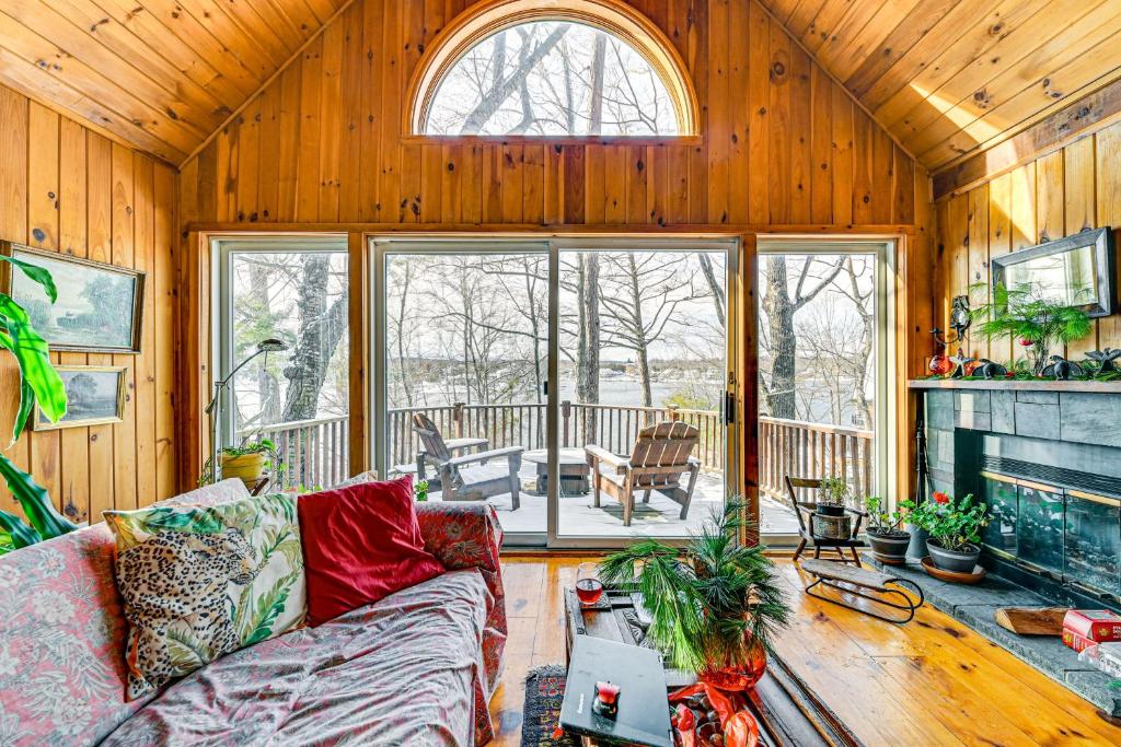 Posezení v ubytování Stunning Lake and Mtn Views Cozy Catskills Cabin!