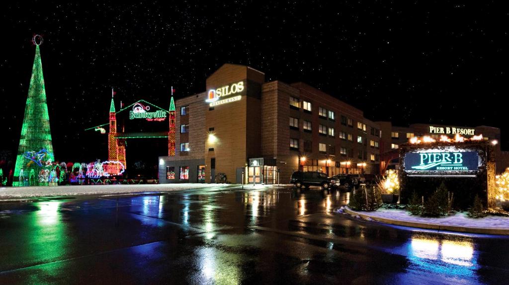 une rue de la ville la nuit avec des lumières de Noël dans l'établissement Pier B Resort, à Duluth