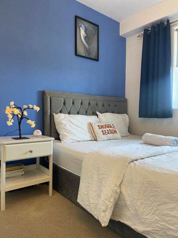 En eller flere senge i et værelse på Urban Blue En-suite