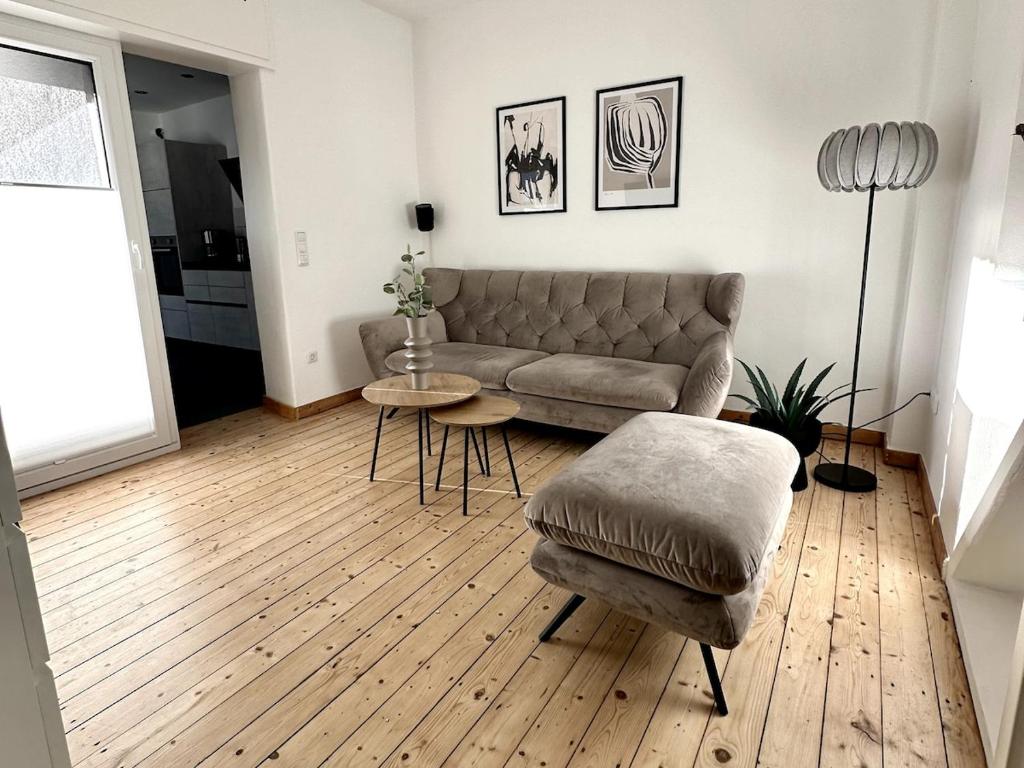 ein Wohnzimmer mit Sofa und Tisch in der Unterkunft Altstadt Apartment Deluxe 1 in Haltern