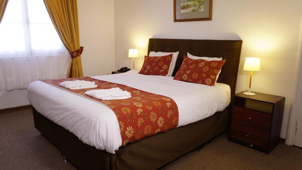 Кровать или кровати в номере Hotel termas de Panimávida resort & spa