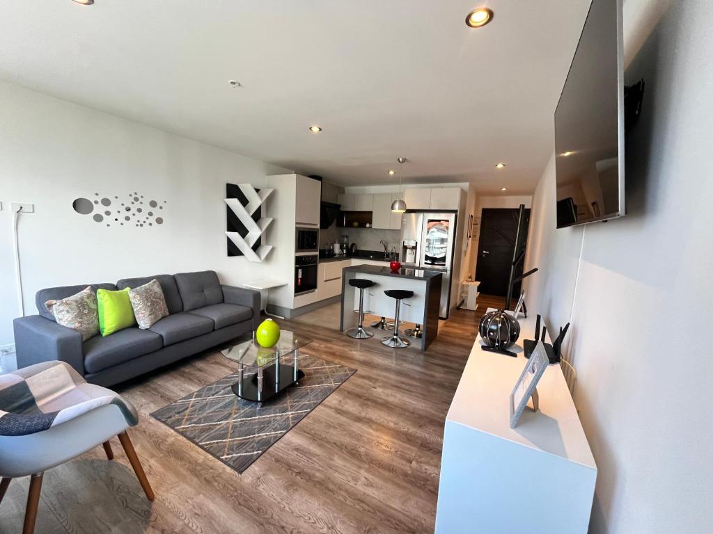 ein Wohnzimmer mit Sofa und Tisch in der Unterkunft BlueZone Apartments in Quito