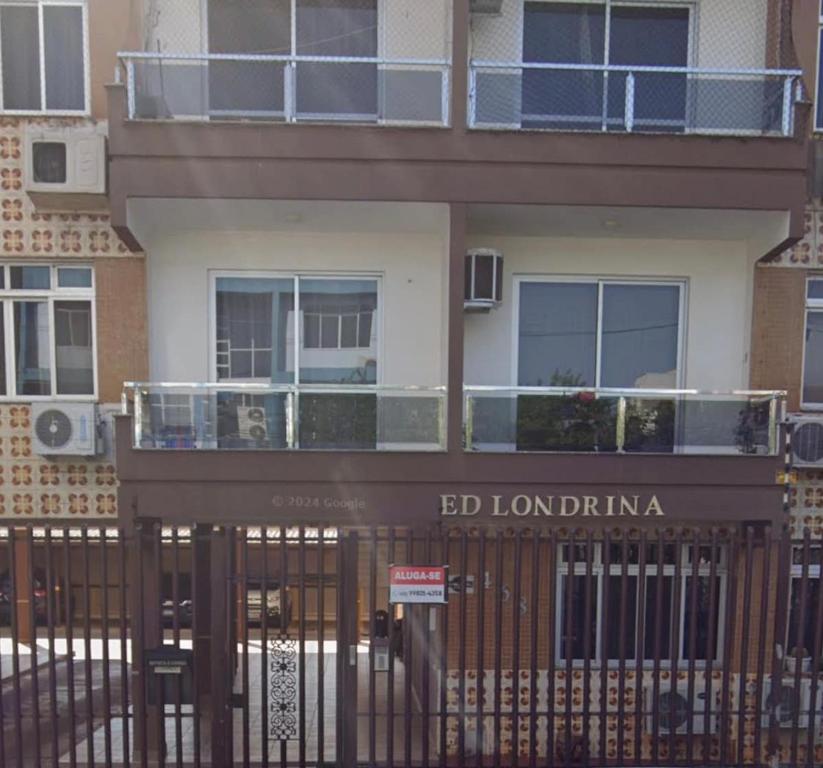 ein Gebäude mit einem Tor davor in der Unterkunft Descanso garantido no centro de Foz in Foz do Iguaçu