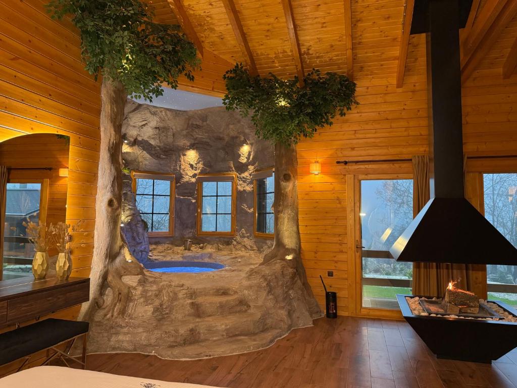 Ένα ή περισσότερα κρεβάτια σε δωμάτιο στο Cave Chalet - Waterfall Chalet