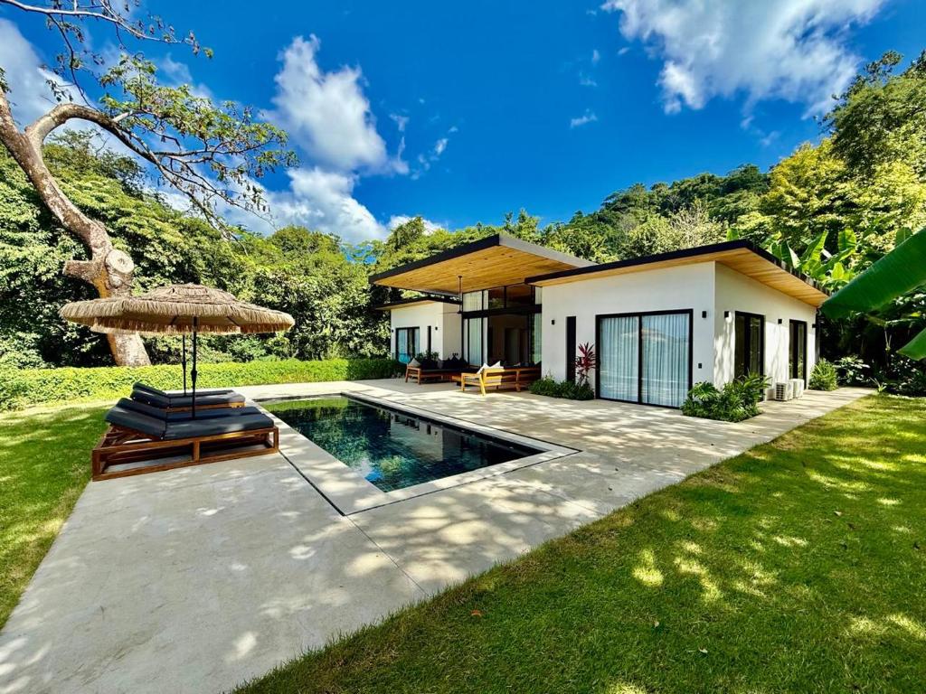 Bazén v ubytování Villa Alba 4ensuite rooms ocean view Malpais nebo v jeho okolí