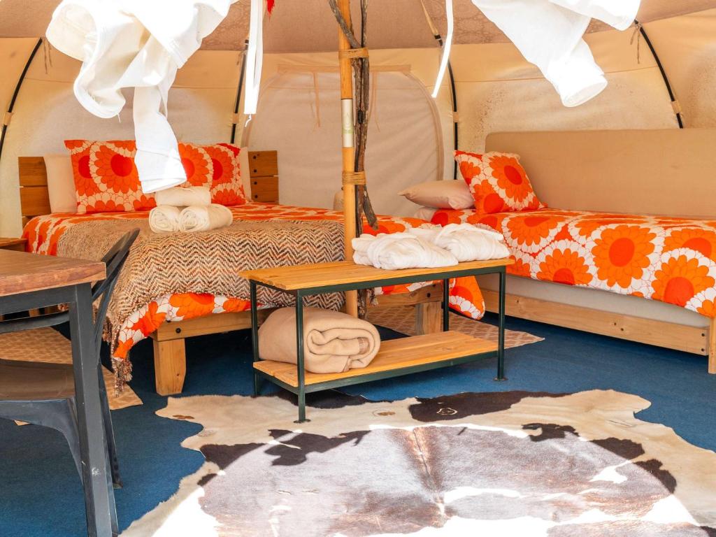 El RosarioLa Colmena Glamping Zangano的有两张床和一张桌子的房间