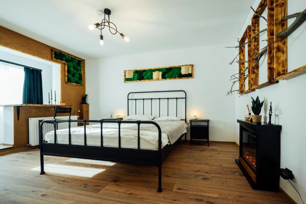 una camera da letto con un letto e un camino di Urban Escape Studio a Ploieşti