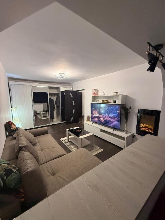 ein Wohnzimmer mit Sofa und Flachbildfernseher in der Unterkunft Sweet home lux RF in Buzău