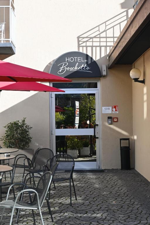a group of tables and chairs in front of a restaurant at Hotel del Boschetto in Poggiridenti