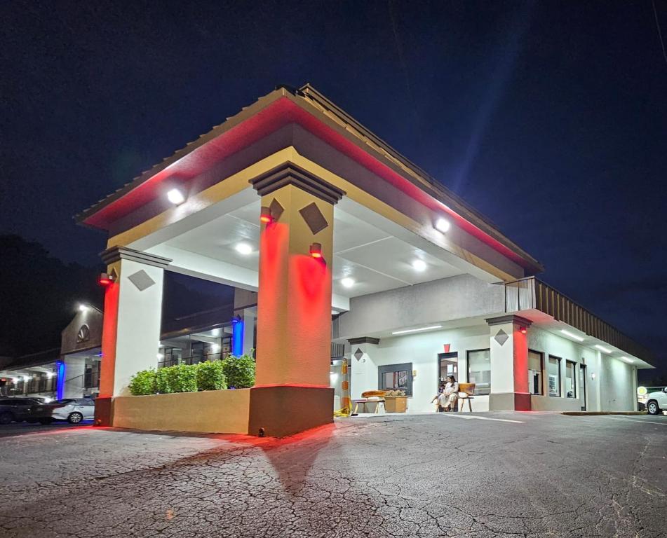 un edificio con una colonna rossa di fronte di Super 8 by Wyndham Marion NC a Marion