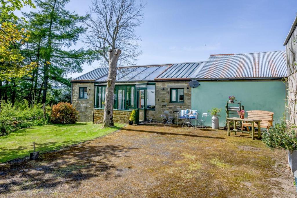 een stenen huis met een tuin en een patio bij 1 Bed in Catton oc-b31984 in Catton