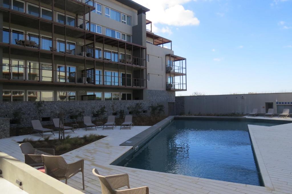 コスタ・デル・エステにあるDepartamento de mar- UF5-La Reserva Almarenaの建物の前のプール