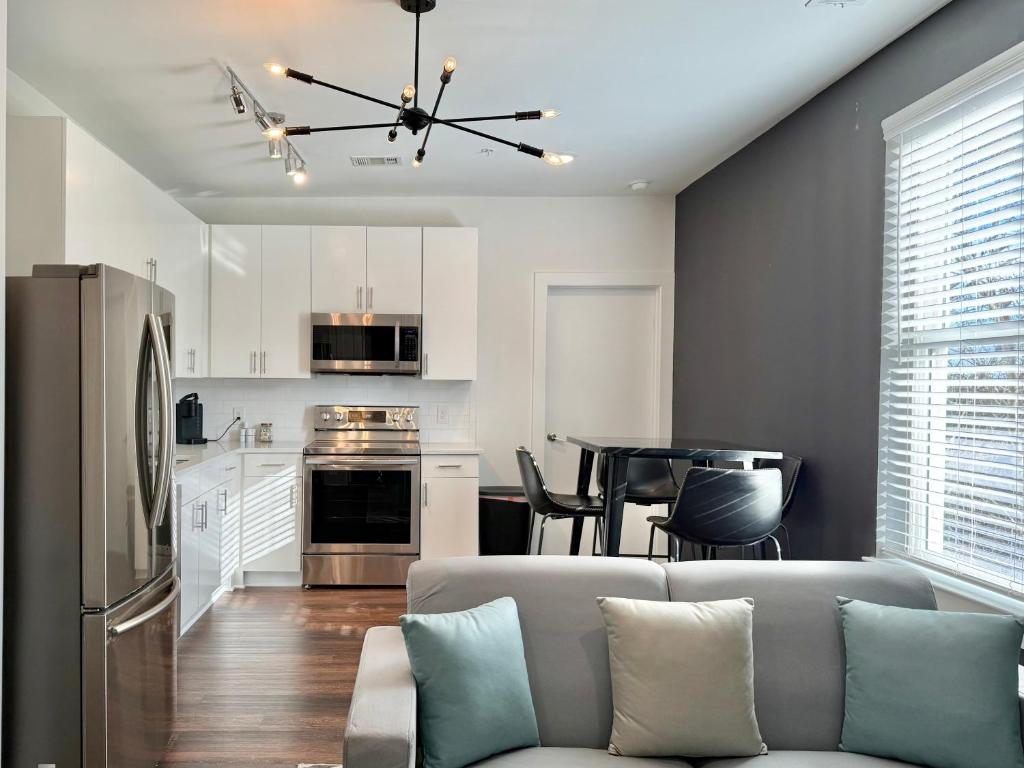 ein Wohnzimmer mit Sofa und eine Küche in der Unterkunft Luxury 4Beds 3Baths 2Balcony Penthouse 542Blvd in Atlanta