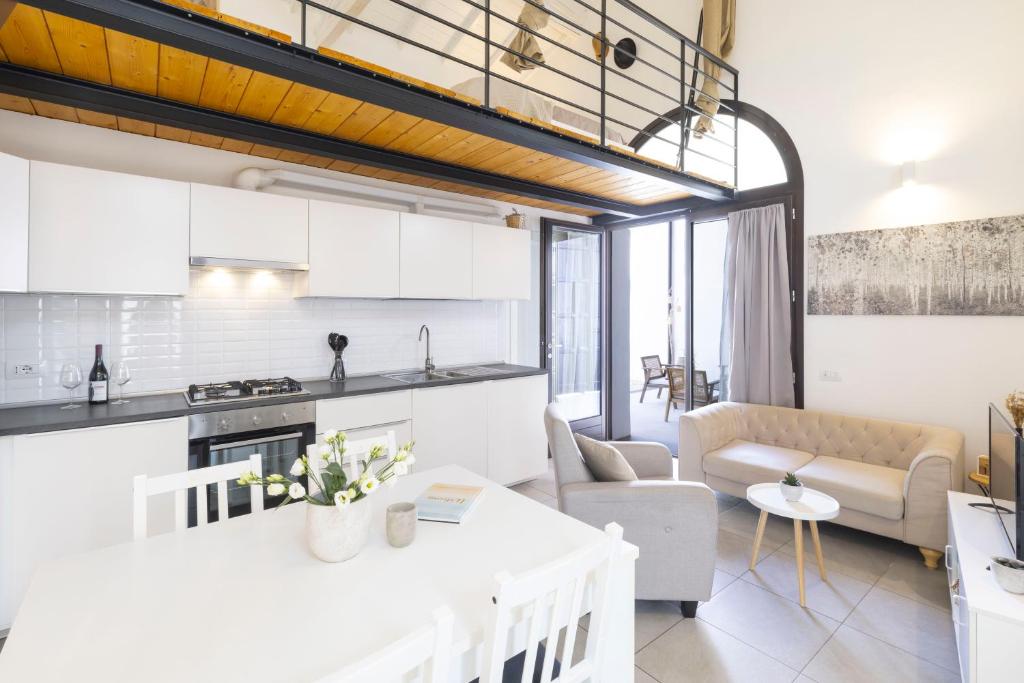 een keuken en woonkamer met een tafel en stoelen bij Casa Rifa in Serramanna