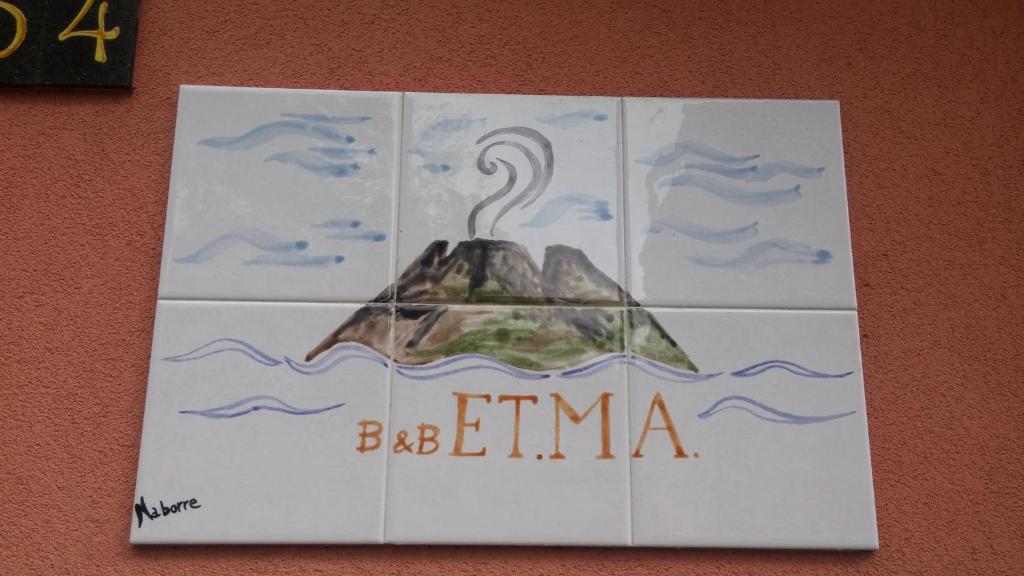 ein Schild an einer Wand mit einem Schwan auf einem Berg in der Unterkunft Etma in SantʼAlfio