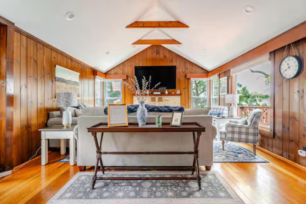 Et tv og/eller underholdning på Comfortable Cabin on Lake and 20 min from Ski Hill and Alpine Valley