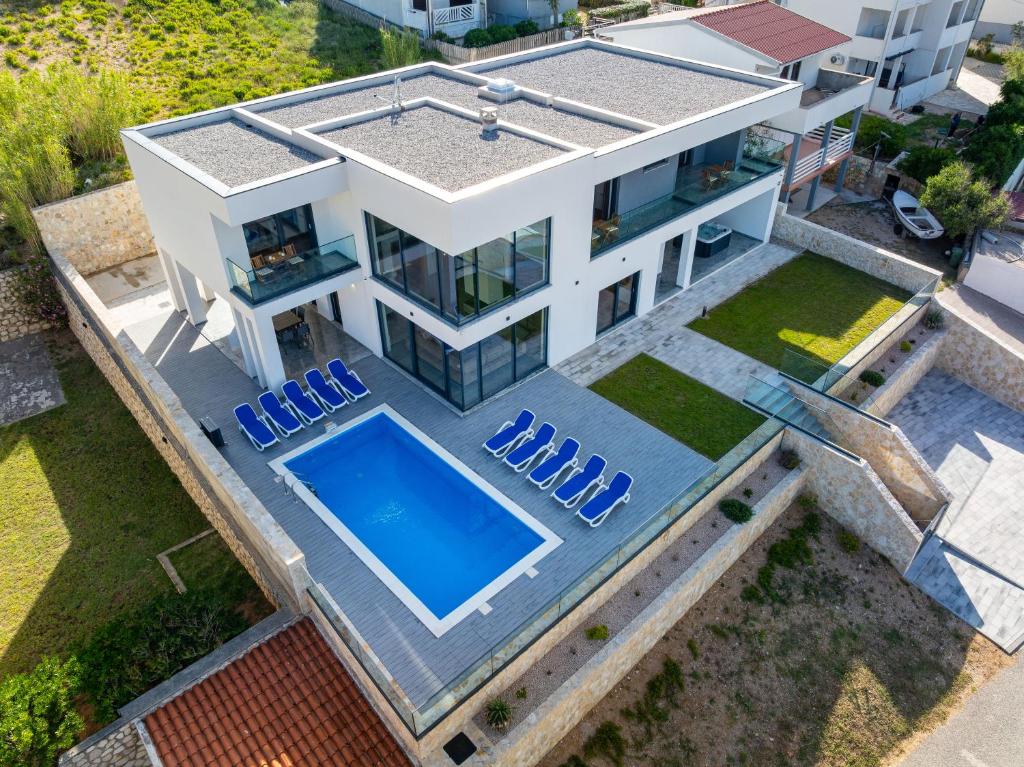 una vista aerea di una casa con piscina di Villa Prestige a Pag