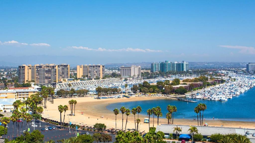 een stad met een strand en een haven met boten bij The Electric Blue Abode, Oceanside in Los Angeles