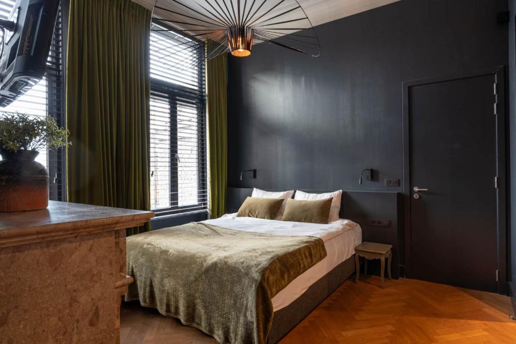 een slaapkamer met een bed en een groot raam bij Civiltà Boutique in Antwerpen