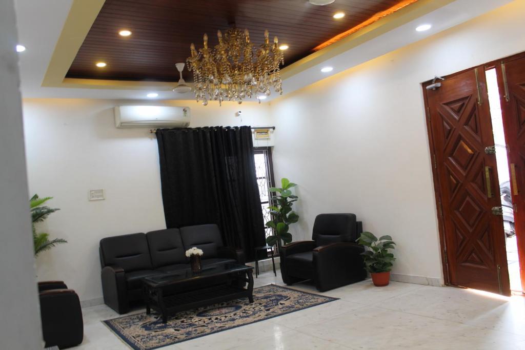 Rahath Home في حيدر أباد: غرفة انتظار مع كراسي وثريا