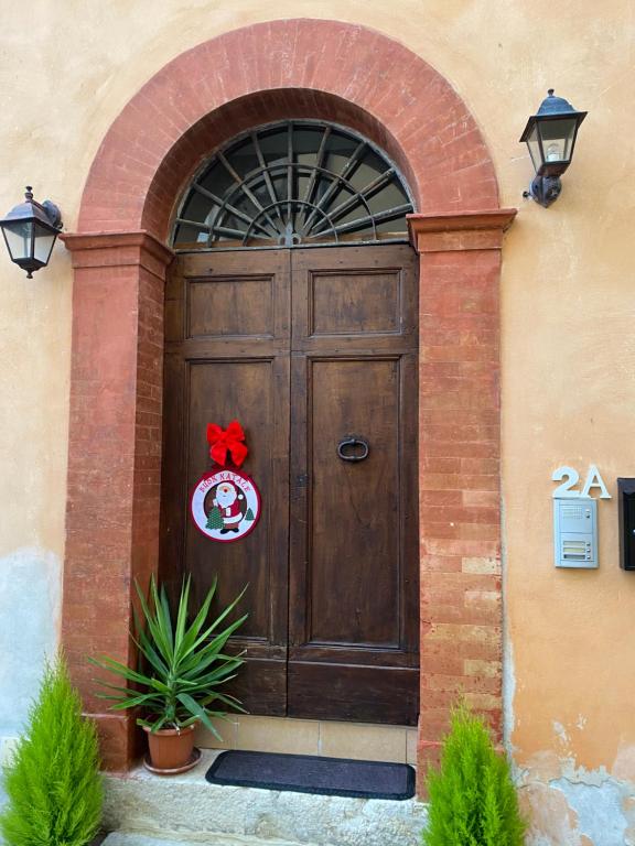 een grote houten deur met een vloer erop bij Casa Rasiglia 2 in Casenove