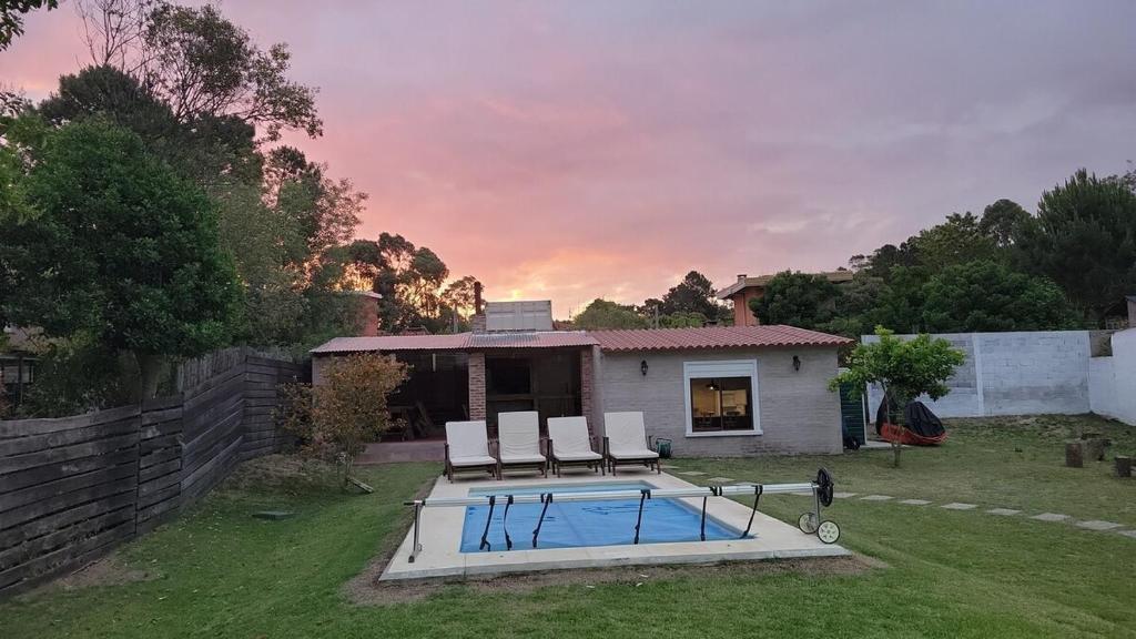 Swimmingpoolen hos eller tæt på Relaxing house with heated pool and jacuzzi