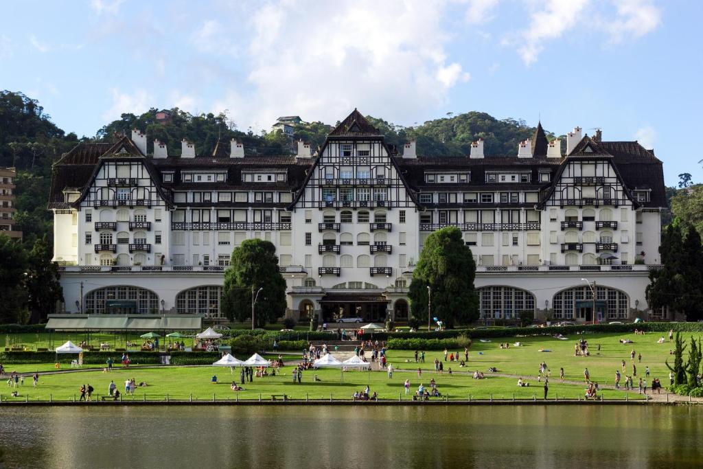 a large building with people standing in front of it at Apartamento temporada em Centro Petrópolis in Petrópolis