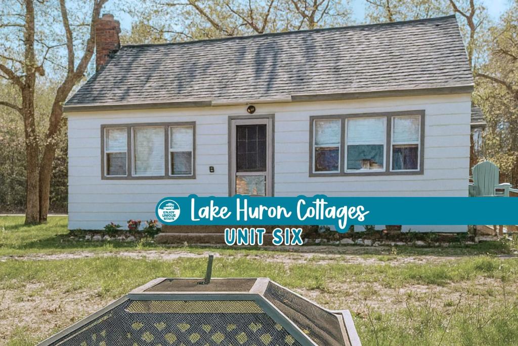 ein Haus mit einem Schild, auf dem „Lake Horizons, Einheit sechs“ steht. in der Unterkunft Lake Huron Cottage 6 - 3 Bed 1 Bath in Lincoln Junction
