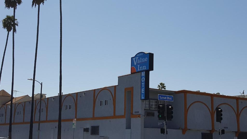ein Gebäude mit einem Straßenschild darüber in der Unterkunft Value Inn Hollywood in Los Angeles