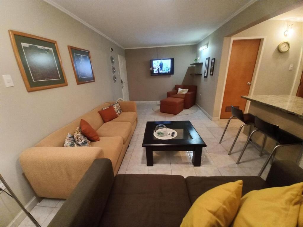 a living room with a couch and a table at 01 Comodo apartamento equipado in Maracay
