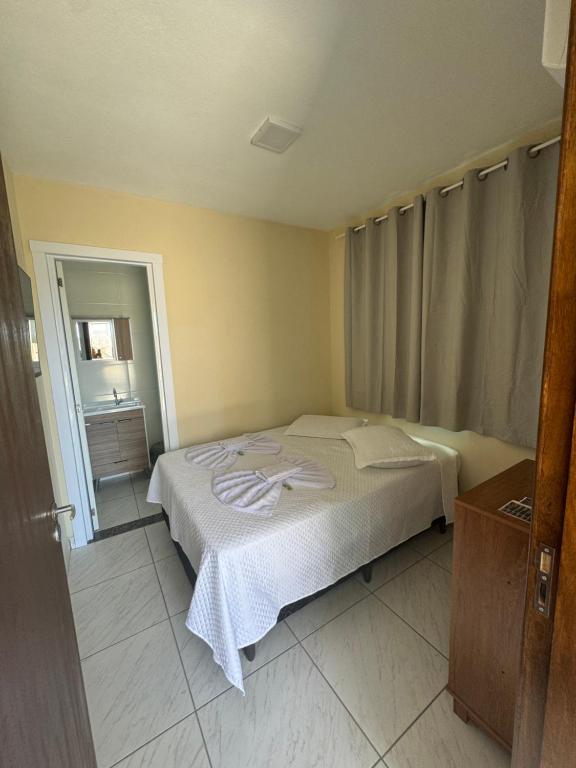 Giường trong phòng chung tại Residencial Lara 10