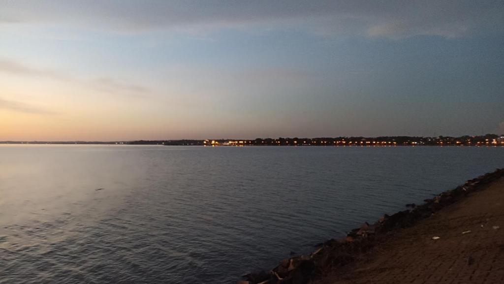 vista su un grande bacino idrico al tramonto di Casa MARAIMAU a Encarnación