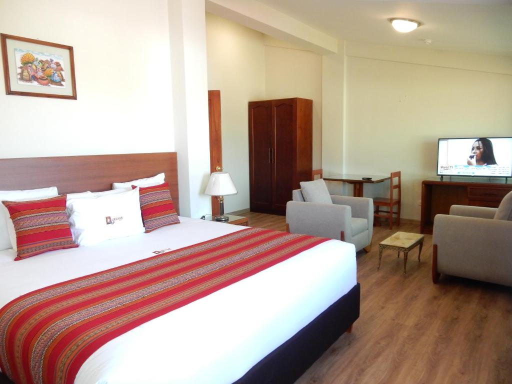 ein Hotelzimmer mit Bett und Flachbildfernseher in der Unterkunft Quechua Plaza Hotel in Cusco