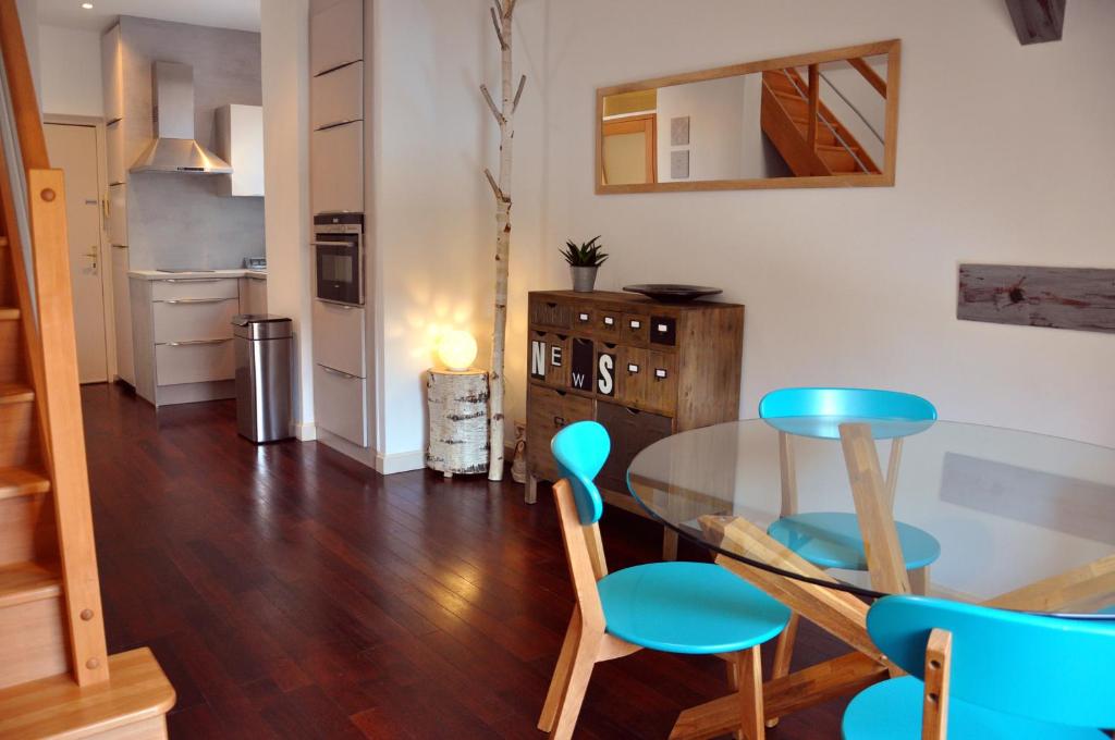 a kitchen and dining room with a glass table and chairs at L'écluse de Saverne in Saverne