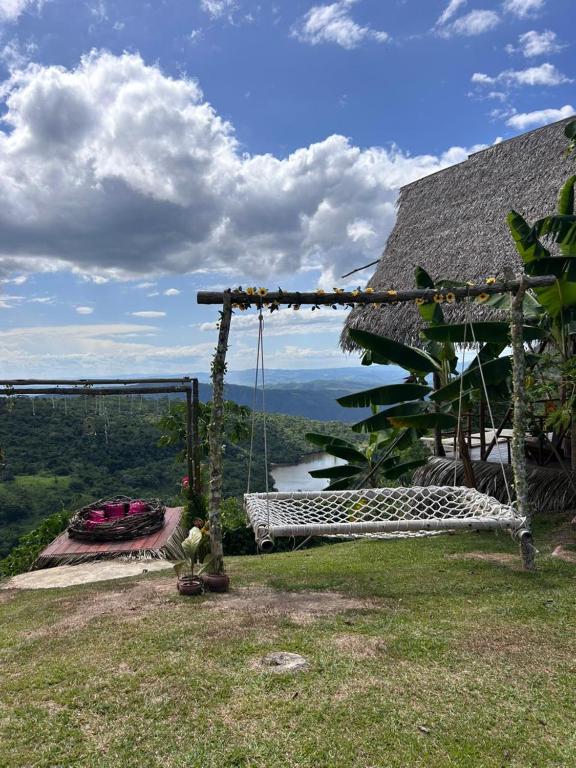 een schommel aan de zijkant van een huis bij Renaco Glamping in Sauce